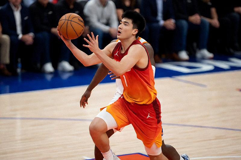 NBA 篮球比赛中球员突破上篮的瞬间